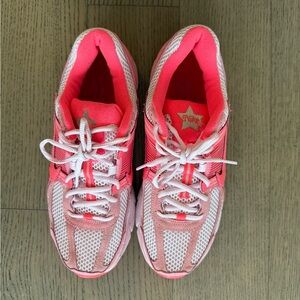 Hot pink Nike vomero 5